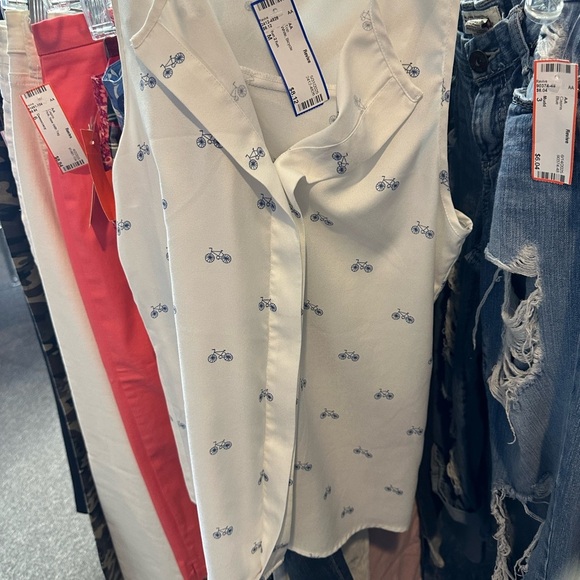 Under Armour Abstract Black, White, and Orange Top. - Picture 10 of 10